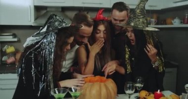 Grup arkadaşları stand up üzerinde büyük bir kabak ve yapmak biraz büyü hileci, Cadılar Bayramı bir atmosfer, güzel çok kültürlü insanlar. Kırmızı Epic vurdu. yavaş hareketleri.