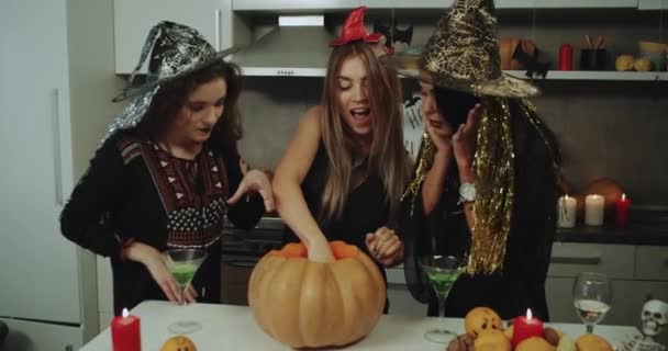 Dziewczyny Mają Świetny Czas Halloween Party Biorąc Dyni Oko Straszny — Wideo stockowe