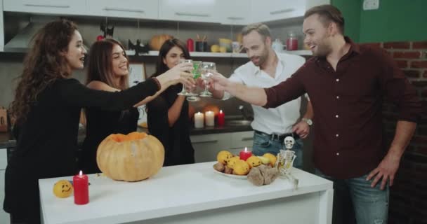 Fiesta Halloween estado de ánimo en casa, grupo de amigos tienen un tiempo perfecto juntos, beber vino y cócteles verdes, vítores y tener una sonrisa . — Vídeos de Stock