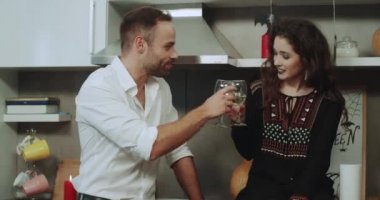 Bir kadın ve bir adam iyi vakit geçiriyoruz Cadılar Bayramı gecesi, konuşan ve gülen, mükemmel görünümlü, güzel süslemeleri.