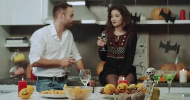 Cadılar Bayramı gecesi evde bir kaç şarap, mumlar ve kabaklar çevresinde içme romantik vakit var. Kırmızı Epic vurdu. 4k