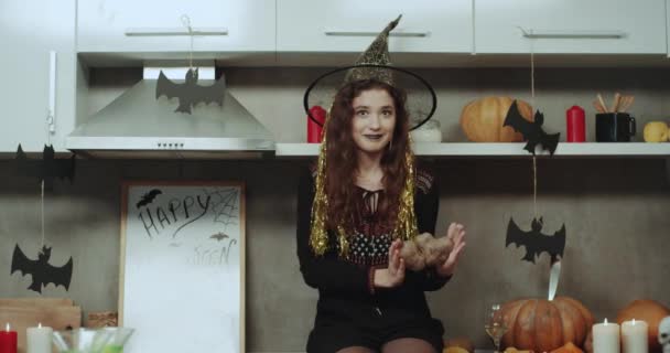 Grappige Jongedame Gemaskeerd Een Heks Halloween Nacht Spelen Met Een — Stockvideo