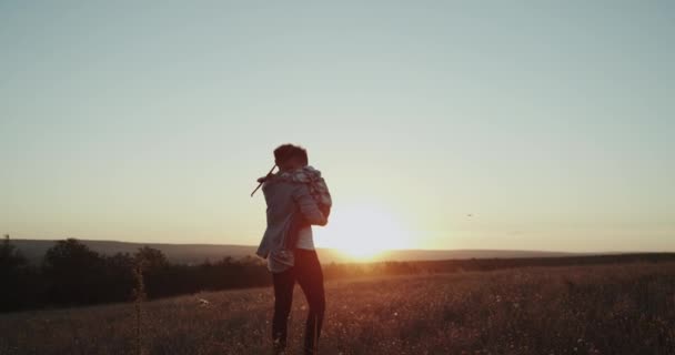 Treårig pojke med sin pappa, spenderar en bra tid tillsammans på solnedgången, kramar och Kyssar, perfekta stunder. — Stockvideo