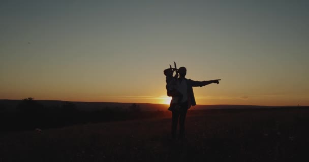 Dromen uitkomen, een drie jaar jongen droomt als u wilt worden een piloot die hij met een grote vliegtuig samen met zijn vader, zonsondergang prachtig uitzicht speelt. Geschoten op het rode Epic. Slow bewegingen. 4k — Stockvideo