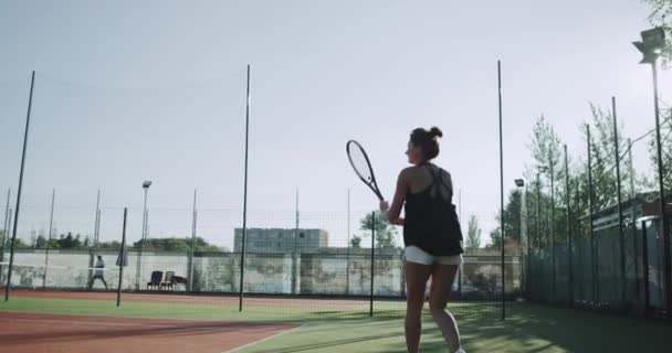 Tenis tiempo joven hembra jugando muy profesional en la pista de tenis. 4k — Vídeos de Stock