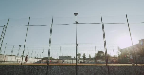 Sonniger Tag draußen auf vollem Tennisplatz zwei Mädchen spielen Tennisprofi. — Stockvideo