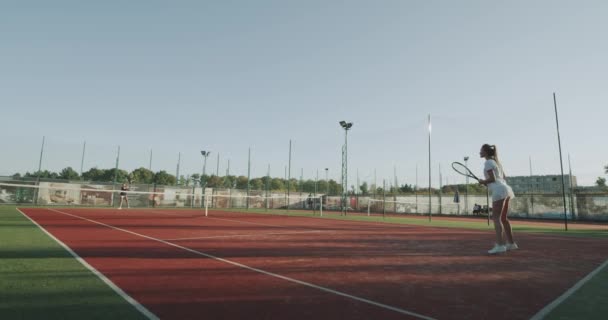 Tennisspiel auf dem vollen Tennisplatz zwei Damen, die professionell spielen. 4k — Stockvideo