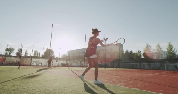 Duas senhoras amigas jogando tênis profissional no campo de tênis fora, captura de jogo completo . — Vídeo de Stock