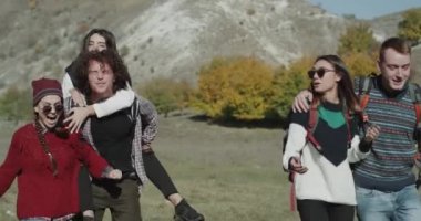 Kız ve erkek büyük şirket var eğlenceli bir onlar iyi zaman, çok kültürlü insanlar bir harcama zaman dağ ortasında onların sergi giderken.