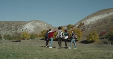 Beş arkadaşlar eğlenmeye birlikte ortasında dağ, çok iyi donatılmış yürüyüş ve birbirlerine tutan büyük çanta ile yolculuk. Kırmızı epic vurdu. 4k