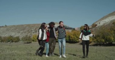 Büyük bir şirket var bir gezi alanı yürüyüş ve güzel birbirlerine sarılma donatılmış dağın içinde