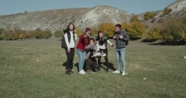 Doğru yolu bulmaya çalışan büyük bir harita seyir çok kültürlü arkadaşlar dağ, ortasında Grup Sergi zamanı.