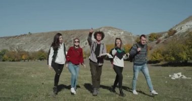 Beş arkadaş şu şekilde mountain.4k ortasında harita üzerinden seyir bulmaya çalışıyorum