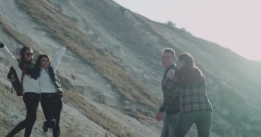 Dağ, resimler için anılar, komik anlar birlikte alarak kum grup gezi anda resimler.