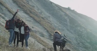 Onun arkadaşları Sergisi, anılar için komik anlar fotoğraflarını kıvırcık saçlı karizmatik erkek.