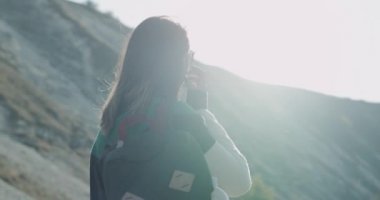 O kamera önünde gülümseyen güneş gözlüğü ile sevimli bir Bayan anten, Asya Bayan güzel doğanın keşfetmek. 4 k. yavaş hareketleri