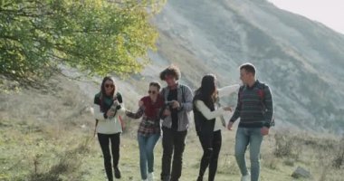 Sergi zaman karizmatik arkadaşlar, fotoğraf çekmek ve iyi vakit geçirmek biraz su içme dağ yürümek için.