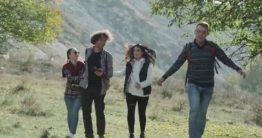 Yarışları genç insanlar doğa keşfetmek birlikte bir gezi var. 4k