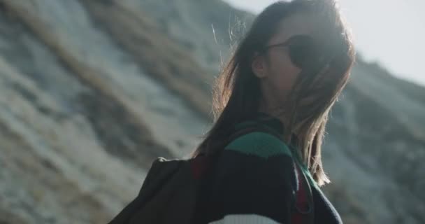 아름 다운 아시아 아가씨 휴식을가지고 자연의 한가운데에 그녀 산의 풍경에 감탄. — 비디오