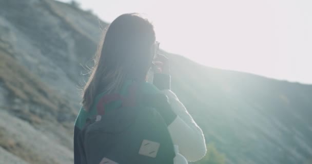 Une dame mignonne avec des lunettes de soleil souriant devant la caméra, elle a des crochets, dame asiatique explorer la belle de la nature. 4k. au ralenti — Video