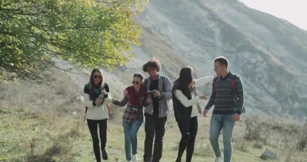 Exhibition time for charismatic friends , walking through the mountain taking pictures and drinking some water spending a good time. — Stock Video