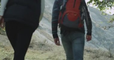 Bir grup arkadaşıyla arkadan hangi gidiş alanda yürüyüş büyük bir gezi için esir alma güzel görünüm.