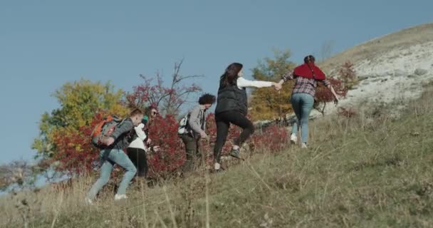 Grandi amici multiculturali andare sul tetto della montagna e trascorrere un buon tempo insieme, si divertono molto insieme . — Video Stock