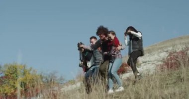 Gençler çok kültürlü bir sergi fotoğraf yanında belgili tanımlık yol onlar dağ komik anlar çatıdan bir araya gelen çekmek iyi bir zaman var