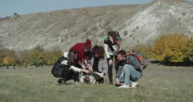 Sergi zaman beş kişi bayanlar ve erkekler için kullanıcıların büyük bir tur seyahat için doğru yolu bulmak için kullanarak, onlar sırtlarında büyük çantalar sizde. 4k