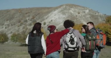 Beş arkadaş nasıl onların sergi dağ olacak, yürüyüş yorgun ama iyi bir ruh hali ile onlar-si olmak büyük seyahat çanta sırtlarında arkadan yakalama.