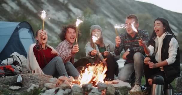 Χαρούμενος ομάδα φίλων στο camping, γιορτάζοντας κάτι με κεραυνούς βεγγαλικά, 4k — Αρχείο Βίντεο