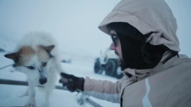 북극 남자와 연주 중간에 귀여운 노숙자 개. — 비디오
