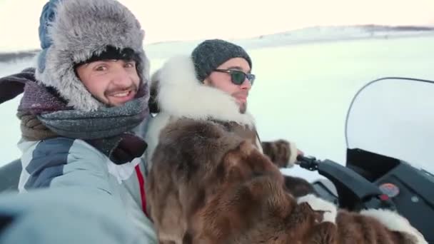 Selfie vidéo de deux touristes en motoneige font un tour dans la toundra au milieu de l'Arctique . — Video