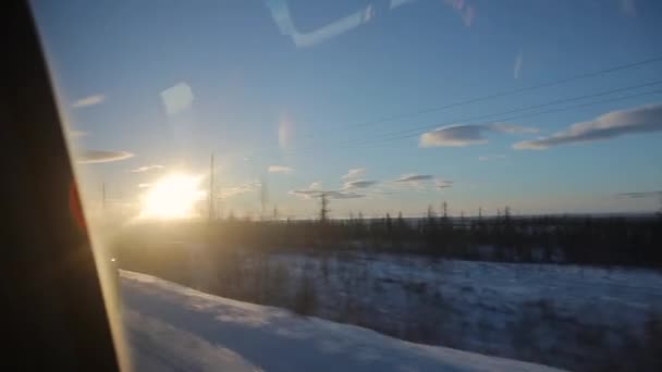 Captura de vídeo desde la moto de nieve increíble paisaje del Ártico en el día soleado . — Vídeos de Stock