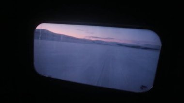 Arctic yataydan pencereden snowmachine yakalama.