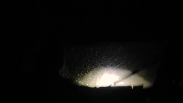 Noche de niebla en medio de la tundra, capturando el video de las carreteras desde una moto de nieve . — Vídeo de stock