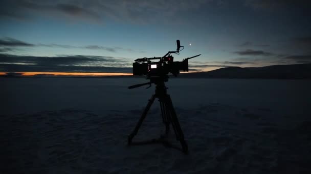 Upptagning av en videokamera på kvällen i Yamala i mitten fältet. — Stockvideo