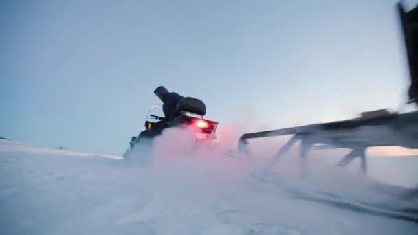 Snowmachine mitt i Arktis har en ride. — Stockvideo