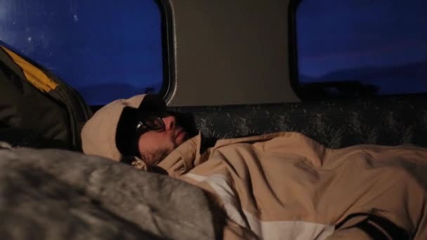 Di tengah Arktik manusia memiliki tidur di mobil salju . — Stok Video