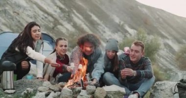 Marshmallow bir grup arkadaşıyla birlikte kamp, adlı dağ ortasında yangında arkadaşlar iyi bir ruh hali olduğu için mutlu biraz şekerleme yapma zamanı.