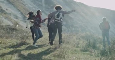 Komik büyük şirketi için yürüyüş ve hızlı bir şekilde hedef almak için alan üzerinden çalışan bir büyük yolculuk hangi gidiyor zaman. 4k