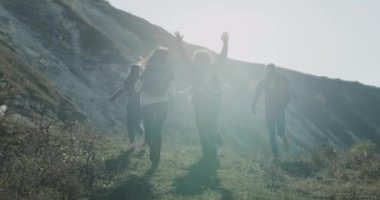 Arkadaşlar komik grup dağ, üst ile büyük seyahat çanta arkasında çalışan mutlu onlar hedef için geldi.