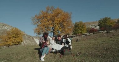 Komik onlar birkaç dakika için rahatlatıcı, çim üzerinde bir sit alaşağı ve hedefe doğru bir yol bulmaya çalışırken zaman bir grup arkadaşıyla birlikte gezi için.