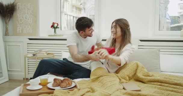 På morgonen överraska par ta frukost tillsammans i sovrum och man sin kvinna och ger en perfekt present. — Stockvideo