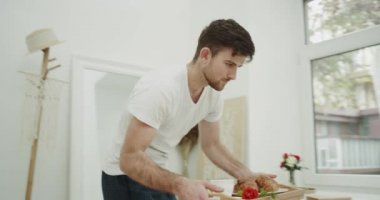 Sabah güzel bir çift romantik kahvaltıda, adam kahvaltı hazırlamak ve yatağa, getiriyor çok harika anlar birlikte.