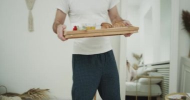 Fransız yatak adam odaya şaşırtıcı onun kadın için sabah, onlar içme suyu ve kahve rahat battaniyenin altında getiriyor.