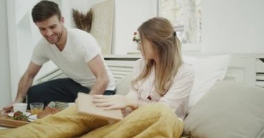 Romantik sabah yatak adam odaya kadını için hazırlamak. 4k