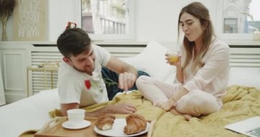 Alarak birlikte kahvaltı Bad harika genç çift.