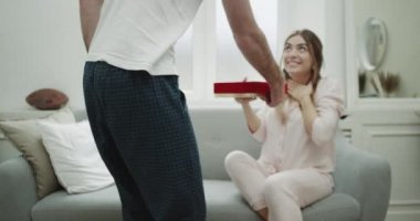 Bir hediye vererek Sevgililer s sabah erkek arkadaşı için çok mutlu olduğunu.