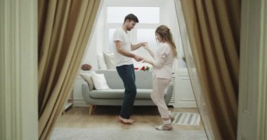 Salon çift romantik zaman birlikte dacing pijama harcama.